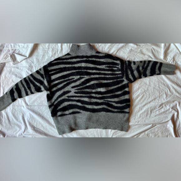 Zebra print knitted sweater size medium - Picture 3 of 6